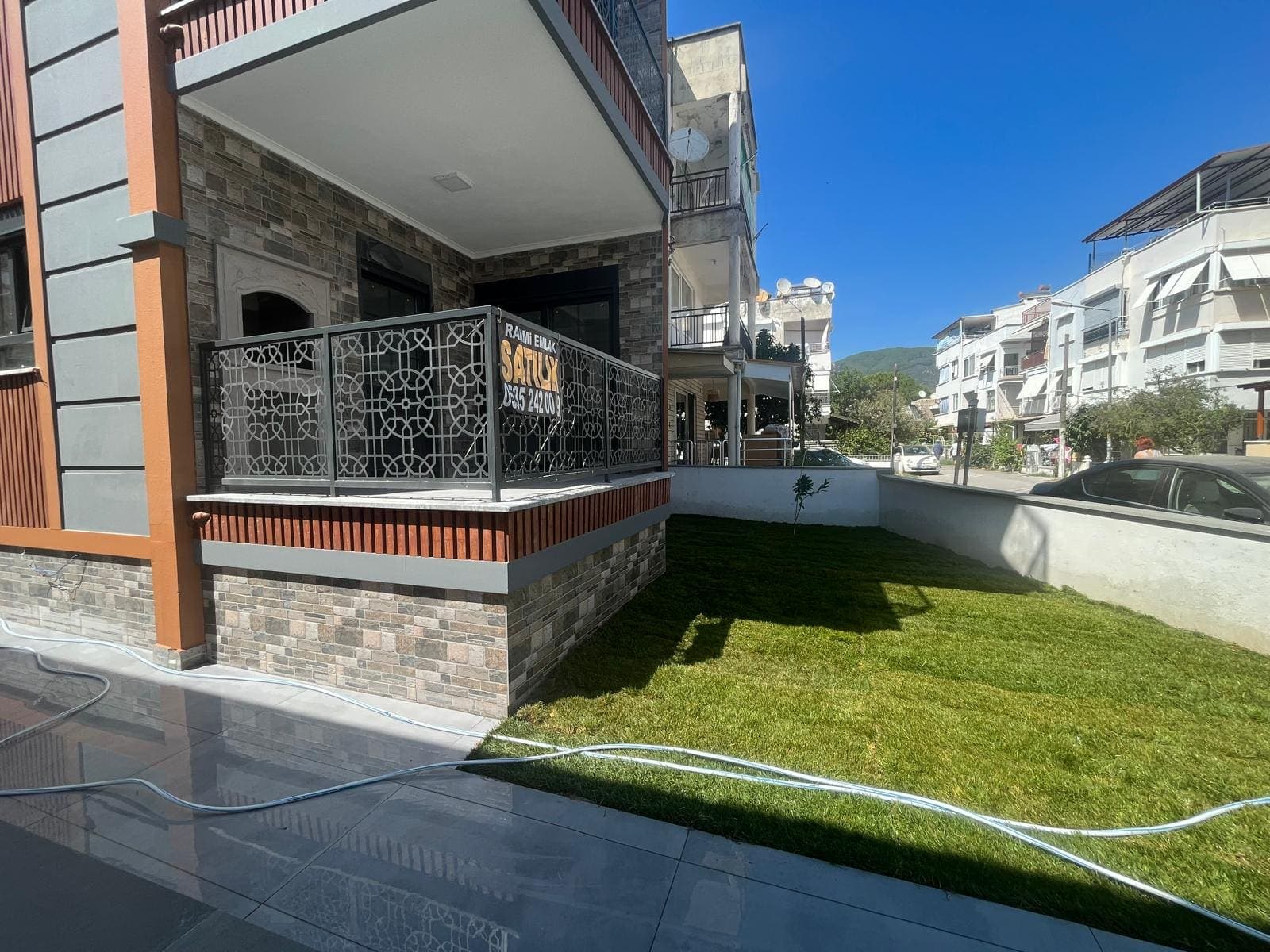 Ferforje korkuluklu bahçe terası ve yeni çim