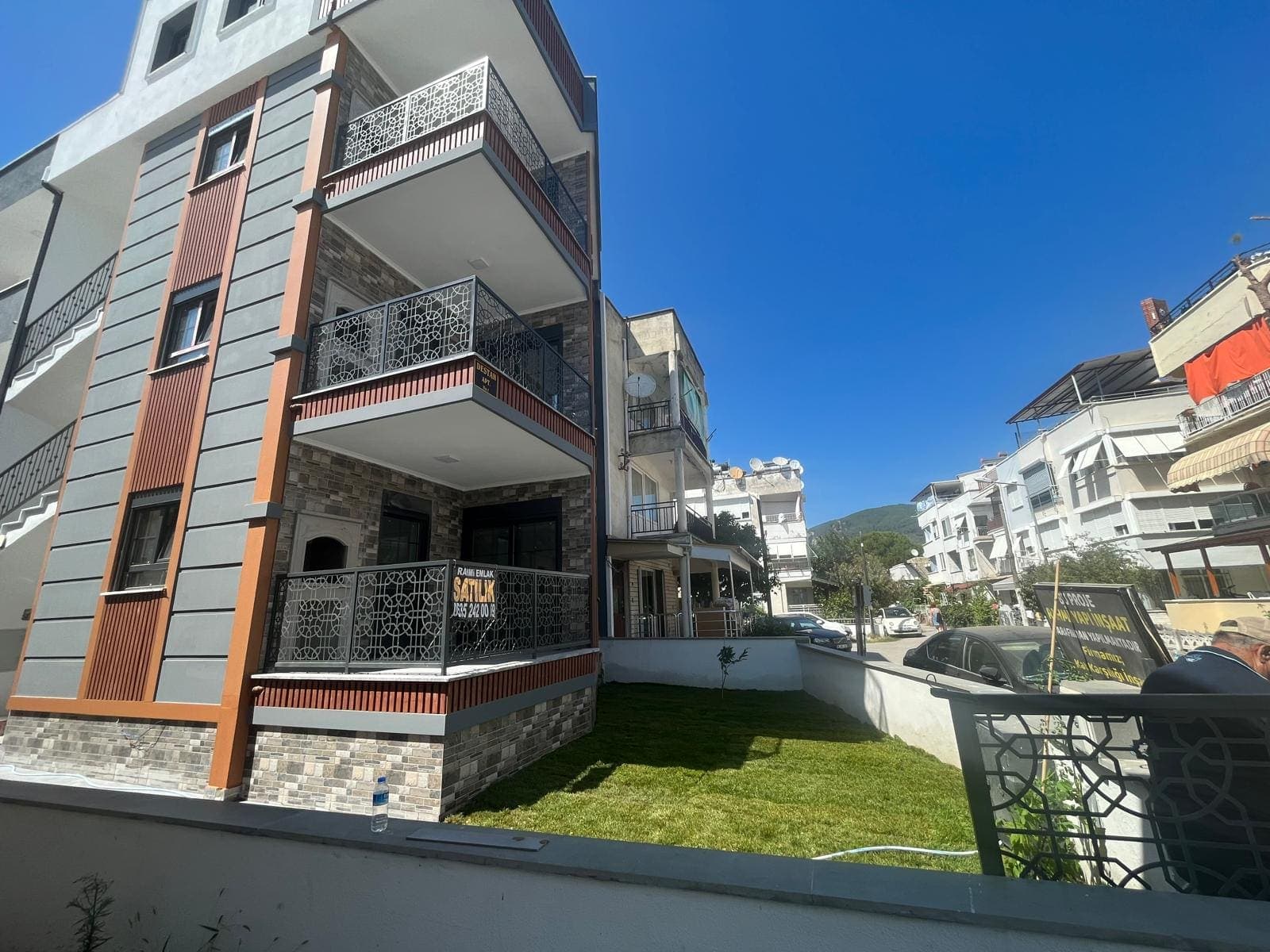 Apartmanın bahçe tarafı; çimli bahçe ve taş kaplamalı zemin kat