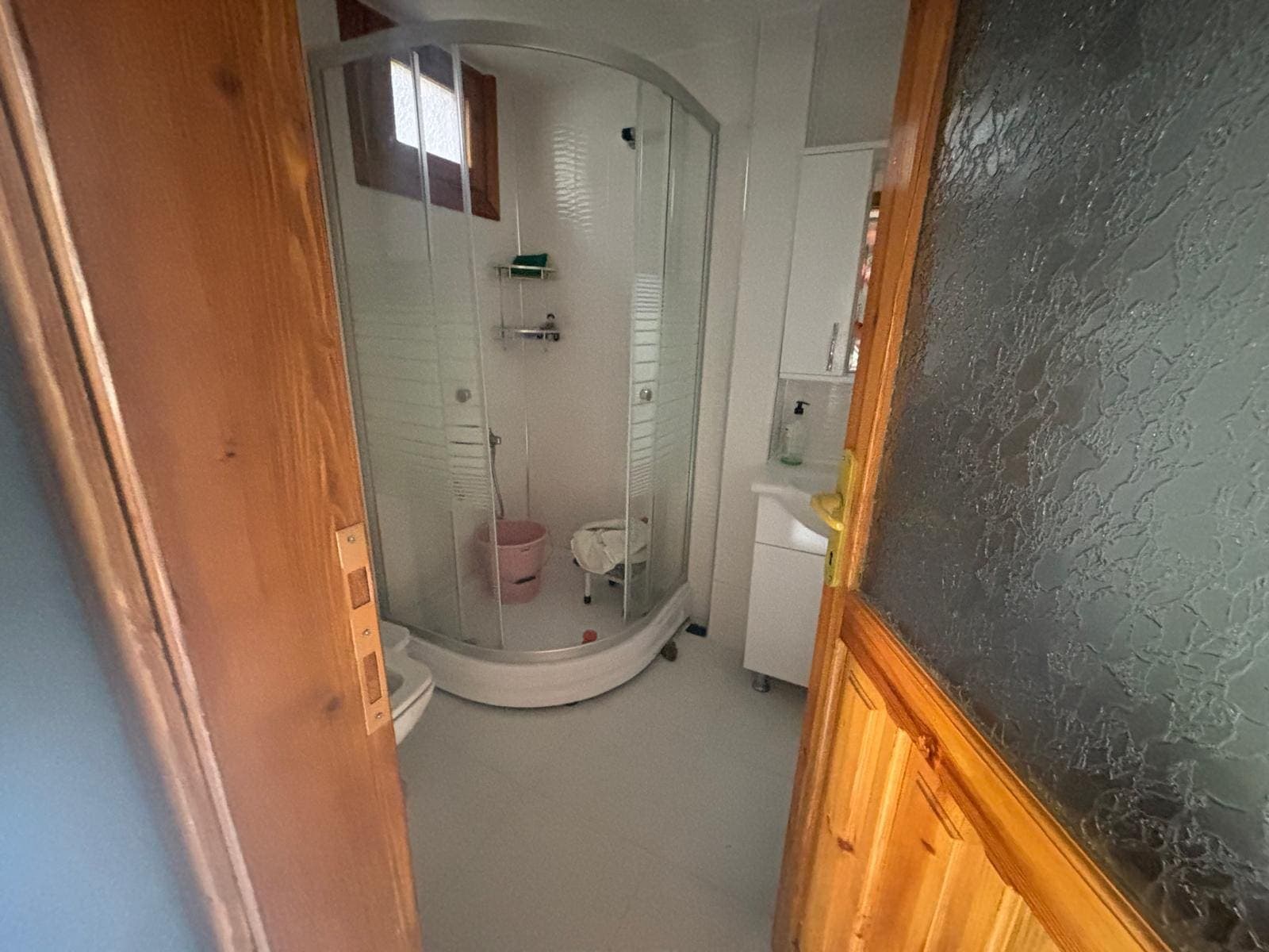 Tadilat öncesi: köşe duşakabinli eski banyo