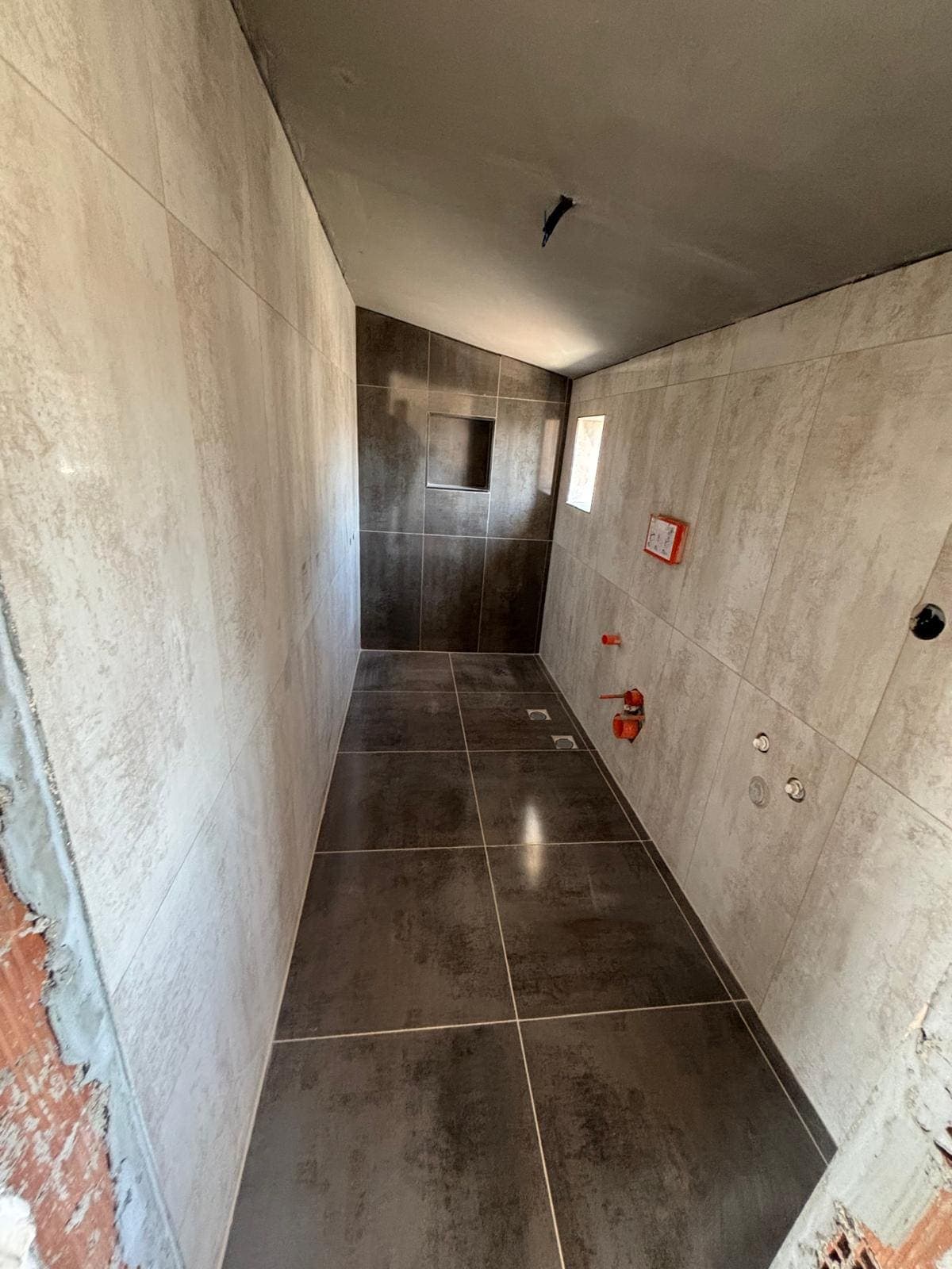 Yapım aşaması: koyu zemin seramikli yeni banyo