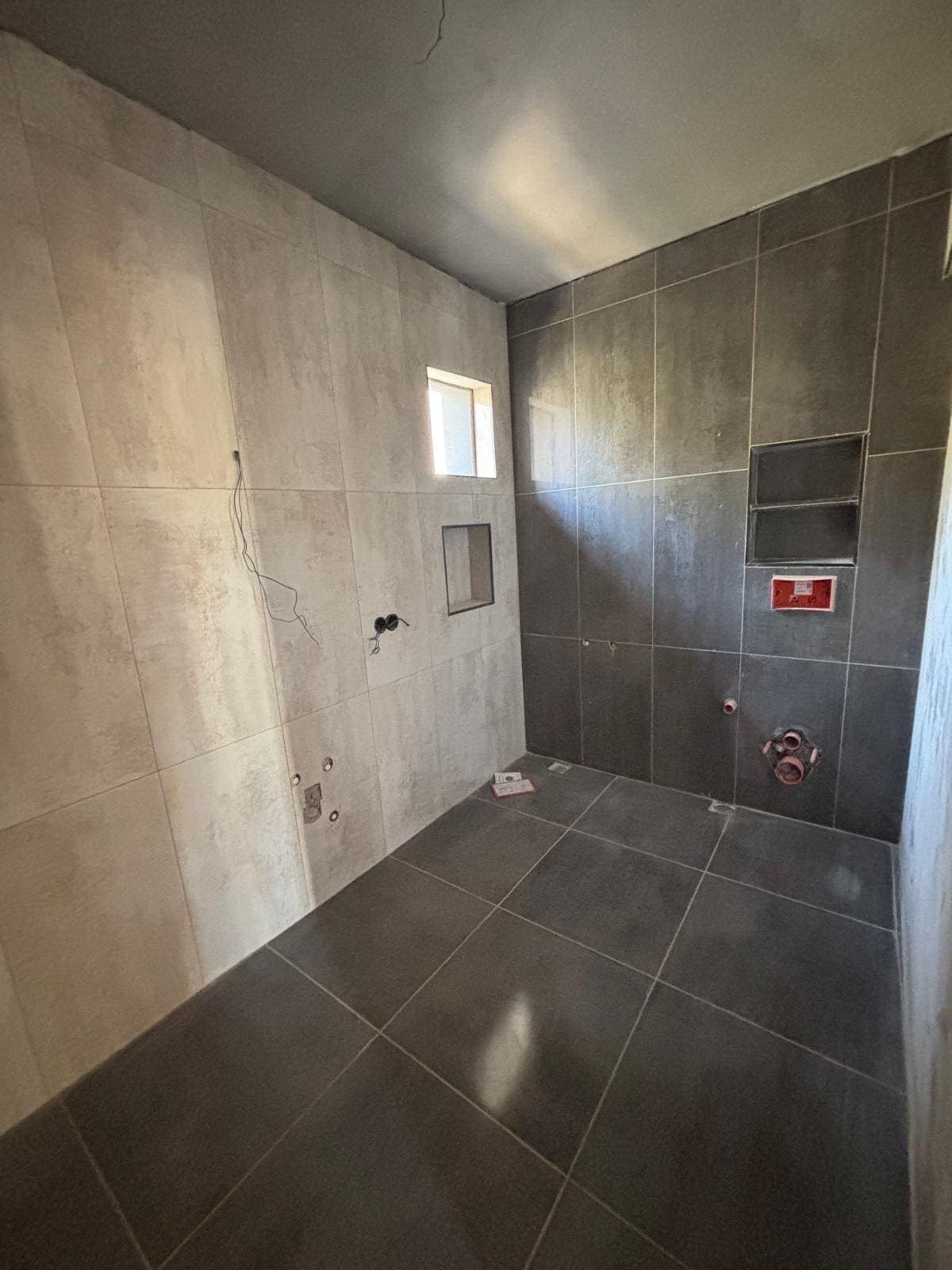 Yapım aşaması: büyük ebat seramik ve gömme rezervuarlı banyo